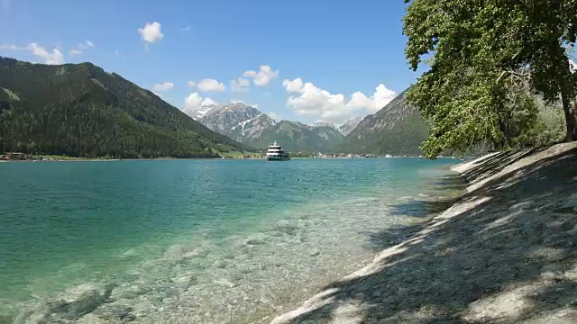 春天，奥地利泰洛的阿钦西湖视频素材