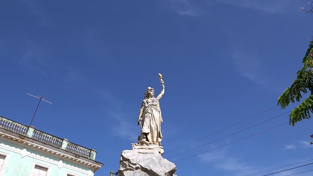 雷麦黛丝古巴:小广场上的自由女神像复制品视频素材