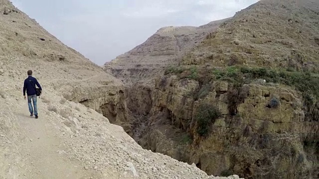 乔兹巴东正教圣乔治修道院全景图，在Wadi Qelt，在约旦河西岸东部，耶路撒冷，以色列，Wadi Qelt或Nahal Prat，山区在犹大沙漠北部视频素材