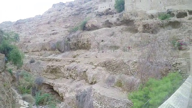 乔兹巴东正教圣乔治修道院全景图，在Wadi Qelt，在约旦河西岸东部，耶路撒冷，以色列，Wadi Qelt或Nahal Prat，山区在犹大沙漠北部视频素材