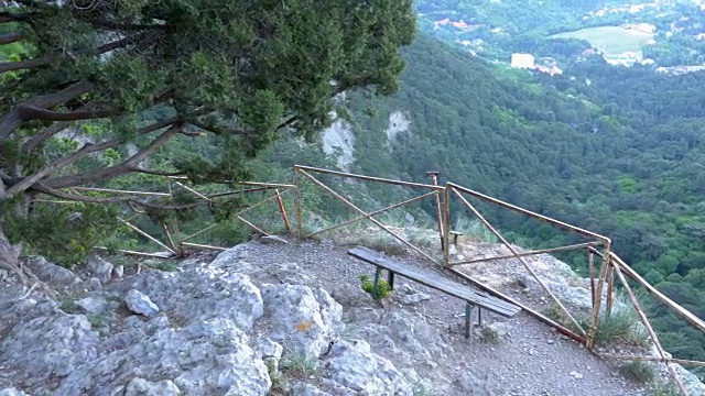 山径和悬崖上的长凳的风景视频素材