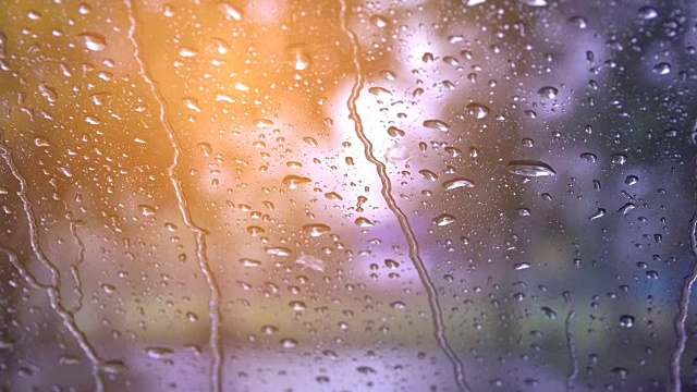 雨点落在玻璃和镜子上的汽车在街上视频素材