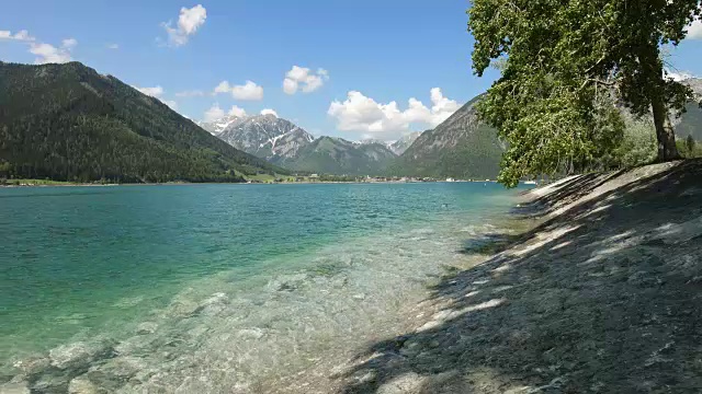 春天，奥地利泰洛的阿钦西湖视频素材