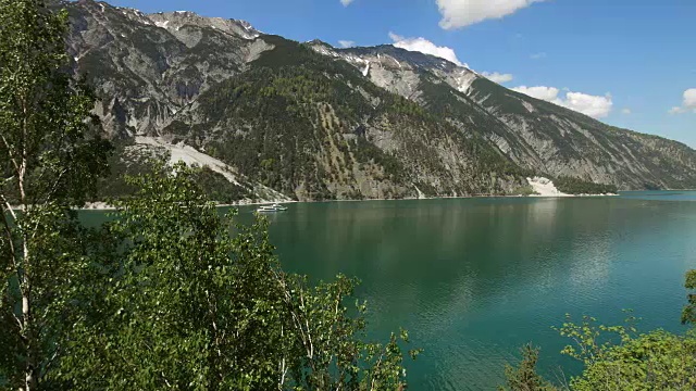 春天，奥地利泰洛的阿钦西湖视频素材