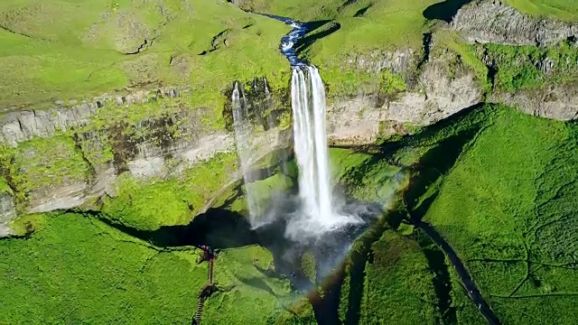 4K空中电影夏季Seljalandsfoss在冰岛南部地区，Seljalandsfoss的一部分有其起源的火山冰川Eyjafjallajökull视频素材