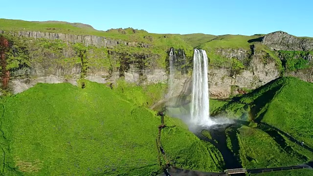 4K空中电影夏季Seljalandsfoss在冰岛南部地区，Seljalandsfoss的一部分有其起源的火山冰川Eyjafjallajökull视频素材