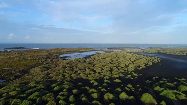 4K航拍电影在冰岛霍芬的黑海滩沙滩和韦斯特拉霍恩山夏季场景视频素材