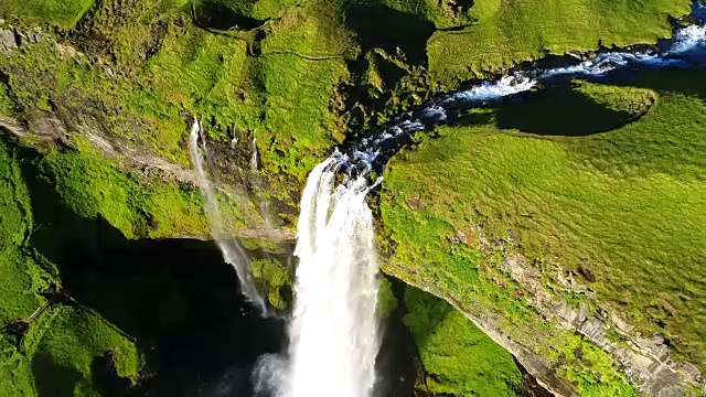 4K空中电影夏季Seljalandsfoss在冰岛南部地区，Seljalandsfoss的一部分有其起源的火山冰川Eyjafjallajökull视频素材