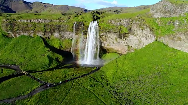 4K空中电影夏季Seljalandsfoss在冰岛南部地区，Seljalandsfoss的一部分有其起源的火山冰川Eyjafjallajökull视频素材