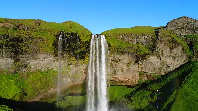 4K空中电影夏季Seljalandsfoss在冰岛南部地区，Seljalandsfoss的一部分有其起源的火山冰川Eyjafjallajökull视频素材