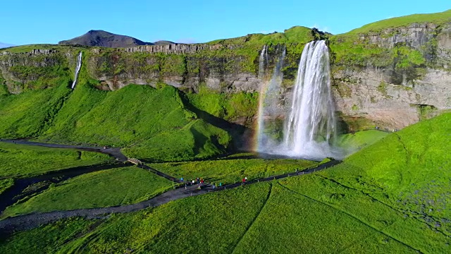 4K空中电影夏季Seljalandsfoss在冰岛南部地区，Seljalandsfoss的一部分有其起源的火山冰川Eyjafjallajökull视频素材