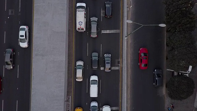 墨西哥城市中心的汽车，架空的天线视频素材