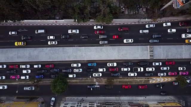 墨西哥城高速公路上拥挤的交通，架空飞机视频素材