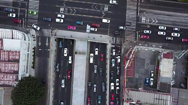 墨西哥城高速公路上拥挤的交通，架空天线视频素材