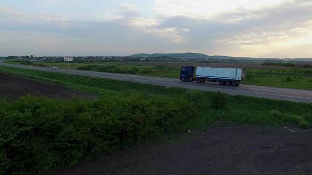 航拍卡车行驶在田野间的道路上。视频素材