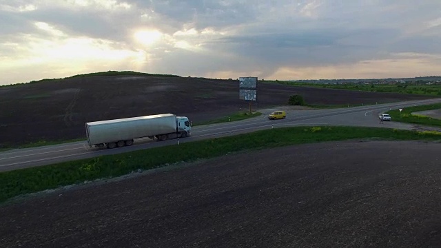 航拍卡车行驶在田野间的道路上。视频素材