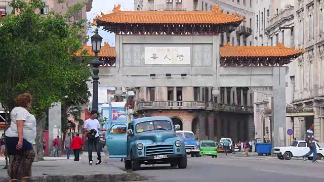 古巴哈瓦那:在首都中央公园地区的古巴旧汽车的交通视频素材