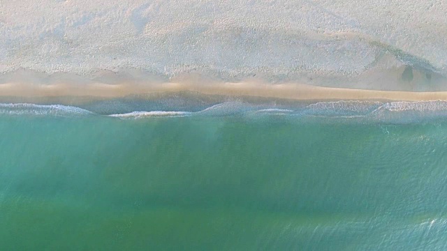 狭窄的海岸线，海浪和海洋。鸟瞰图。视频素材