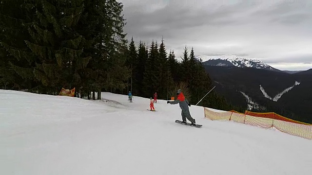 滑雪者从山坡上滑下。视频素材