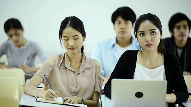 今天我要完成这项研究。在大学里，学生在教室里学习。视频素材