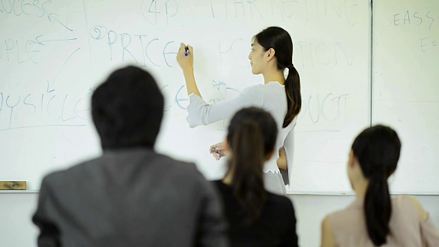 今天我要完成这项研究。在大学里，学生在教室里学习。视频素材