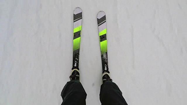 在山坡上滑雪。视频素材