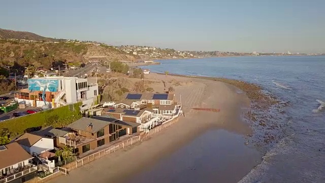 航拍:晴天马里布海滨住宅视频素材