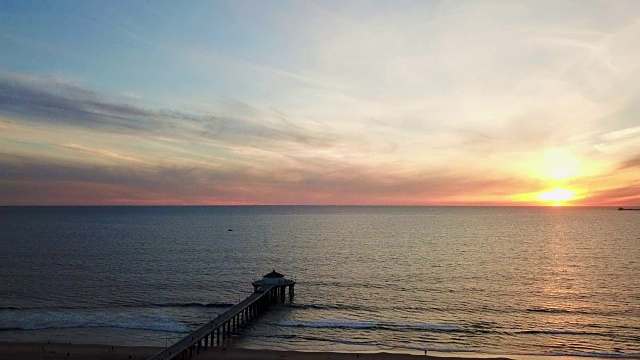 慢镜头:海浪和海滩上的日落视频素材