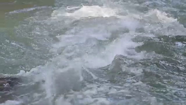小溪中流水的一段时间视频素材