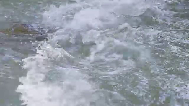 小溪中流水的一段时间视频素材