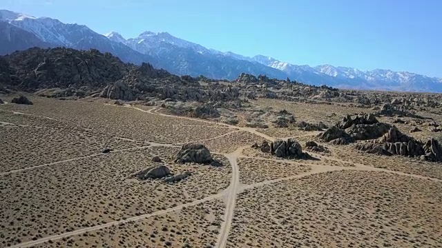 平移沙漠与土路和岩石山视频素材