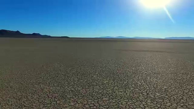 空中移动:探索黑岩沙漠视频素材