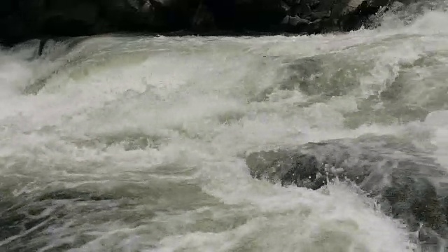 清澈的河水流淌着。视频素材