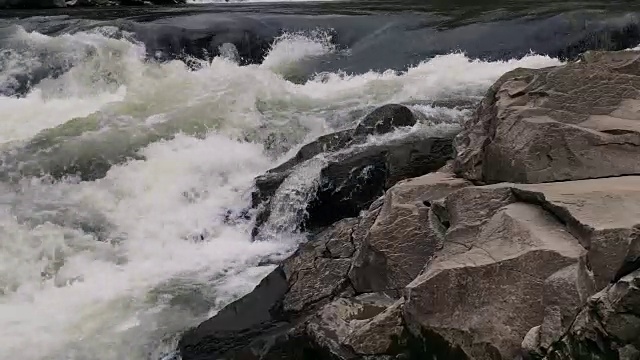 清澈的河水流淌着。视频素材