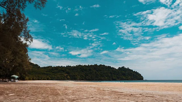 时间流逝蔚蓝的天空和多云的夜晚在泰国拉廊岛海滩。视频素材