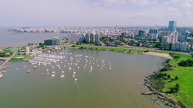 鸟瞰图，高角度视图，Puertido del Buceo，蒙得维的亚的海岸线，乌拉圭视频素材