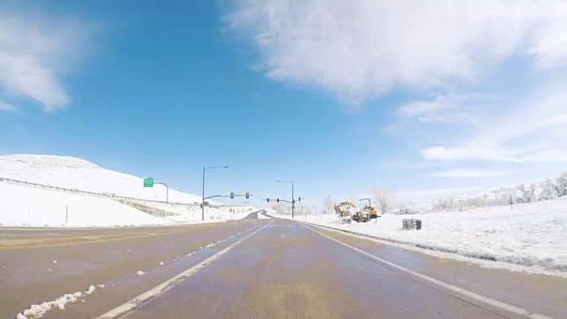 在春雪过后的郊区道路上行驶。视频素材