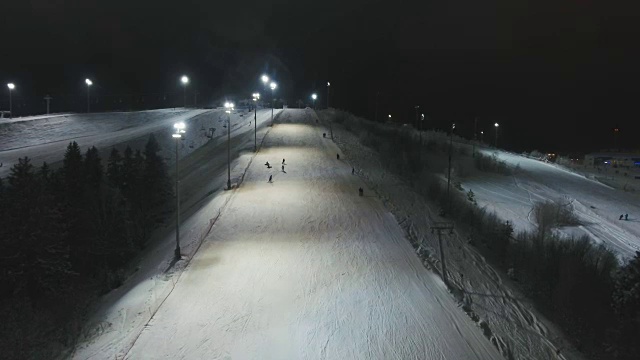 晚上去滑雪胜地。鸟瞰图视频素材