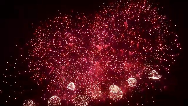 新年、圣诞节和其他节日晚上的烟火表演。视频素材