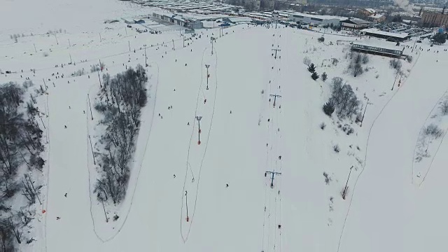 冬季的滑雪胜地。鸟瞰图视频素材