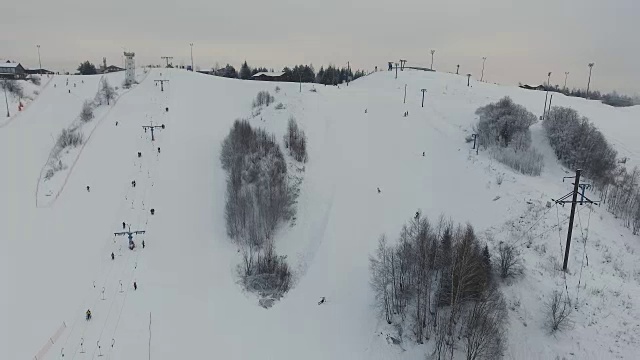 冬季的滑雪胜地。鸟瞰图视频素材