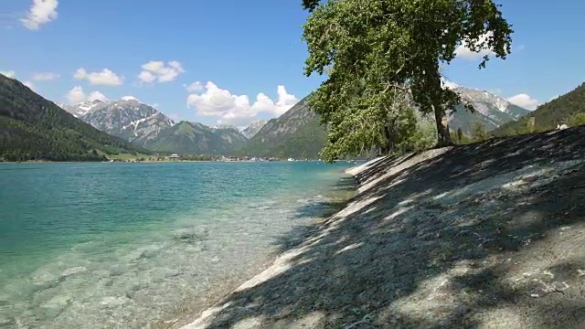 春天，奥地利泰洛的阿钦西湖视频素材