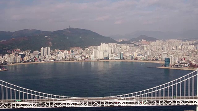 从鸟瞰图看韩国著名的风景和第二长的大桥，以及釜山的Suyeong-gu的城市景观视频素材