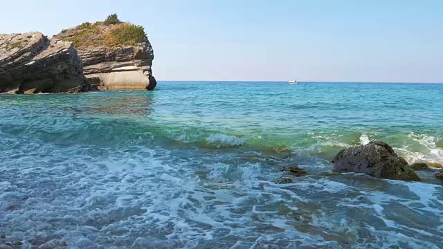 碧空映衬海中岩景视频素材