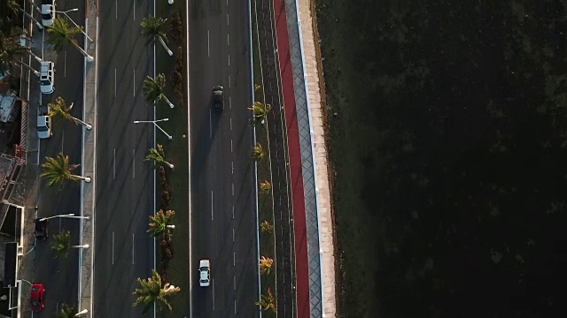 在滨水道路上俯视图。视频素材