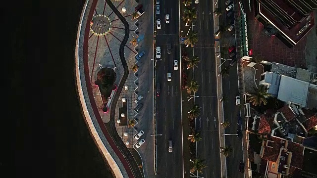 在滨水道路上俯视图。视频素材