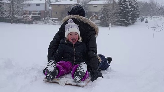 母女俩在滑雪橇视频素材