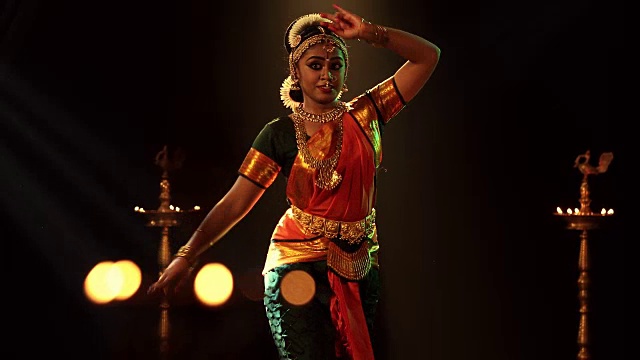 MS DS年轻女子在舞台上表演bharatanatyam舞蹈/印度视频素材