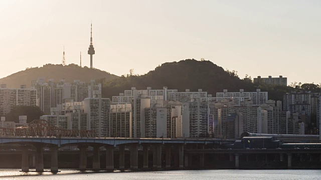 汉城著名旅游景点北汉城塔和汉江上的东豪大学桥的日落景观视频素材