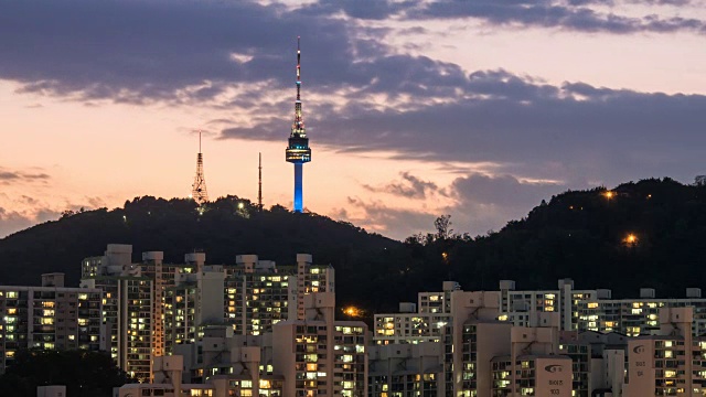 日落的N首尔塔(著名的旅游景点)和公寓在首尔视频素材